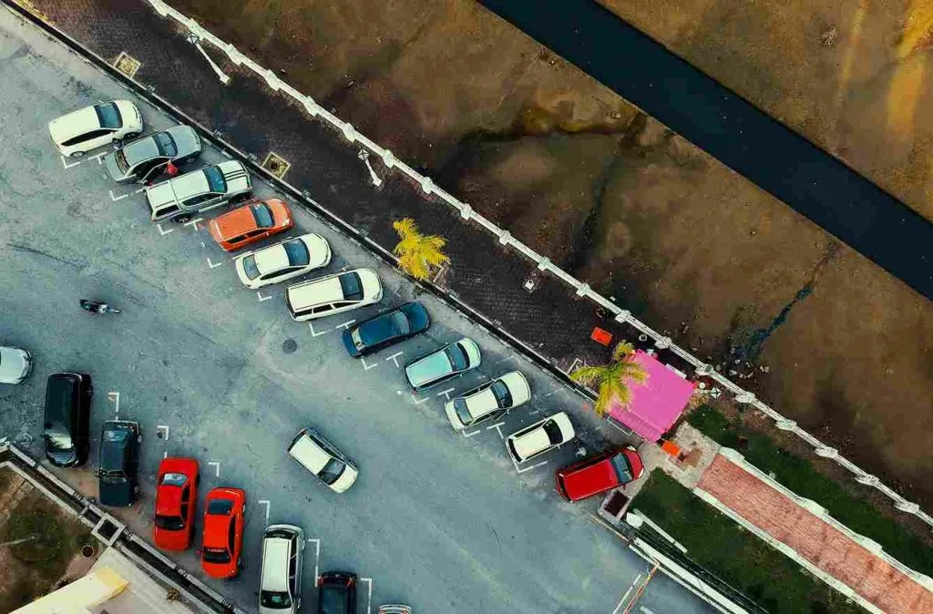 Odległość miejsc parkingowych od granicy działki: kluczowe wymogi prawne